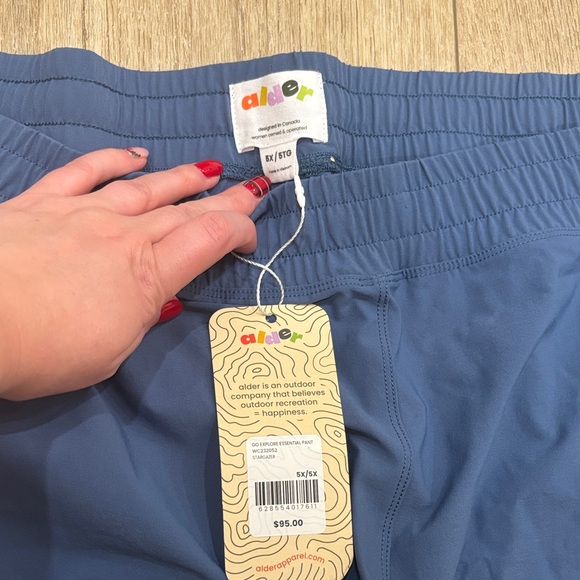 NWT Canadian made alder brand  Stylish Navy Cargo Pants - Picture 2 of 3